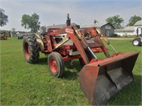 885 Case Tractor w/Leon Loader, Power Steering
