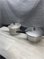 Pair of pressure cookers, comes with weight and