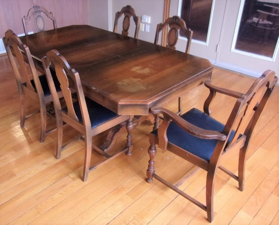 30's Walnut dining room table w/ 6 chairs.