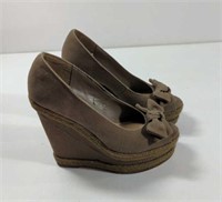 Sbicca Taupe canvas wedge size 7m
