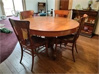 Round DInning Room Table w/ 4 Chairs