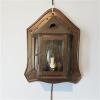Carriage style wall lamp with flickering bulb ligt
