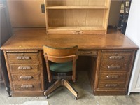 Vintage Oak desk w/ chair (no contents)