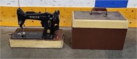 Vintage Singer Sewing Machine comes with Case