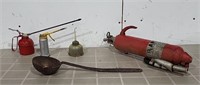 Vintage - 3 oiling cans, fire extinguisher and