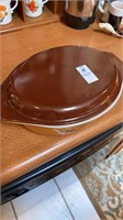 Pyrex 2 1/2 quart casserole dish with cover.