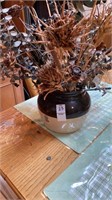 Bean pot marked with 2 flower arrangement