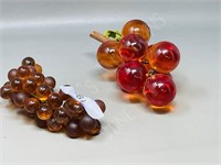 2 clusters of Lucite grapes