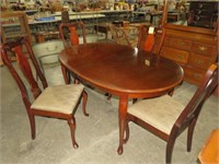 BROYHILL CHERRY DINNING TABLE WITH 4 CHAIRS