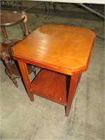 CHERRY FINISH SOLID WOOD SIDE TABLE