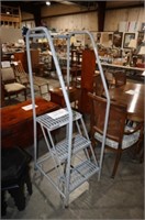 HEAVY DUTY STEP LADDER STAND W/ ARM AND ROLLERS