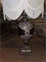 Alabaster medium lamp design and the lamp