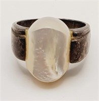 (Q) Sterling Silver Mother of Pearl Ring (12.9