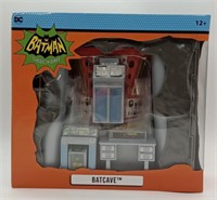 (S) McFarlane DC Retro Batman 1966 Batcave