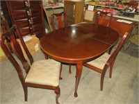 BROYHILL CHERRY DINNING TABLE W 4 CHAIRS