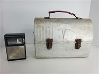 Vintage lunchbox and transistor radio untested