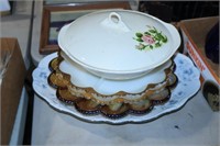 COLL OF GLASS CHARGERS, PORCELAIN BOWL & TRAY