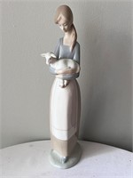 LLADRO SPAIN GIRL WITH LAMB RETIRED