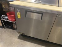 TRUE 2-DOOR BAINMARIE WITH PREP STATION & TOPPING