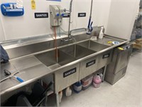 STAINLESS STEEL TRIPLE SINK WITH SPRAYER, DRAIN, E