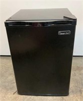 Magic Chef Mini Refrigerator HMBR265BE1