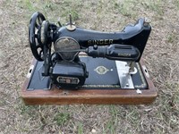 ANTIQUE SINGER SEWING MACHINE IN WOOD CASE