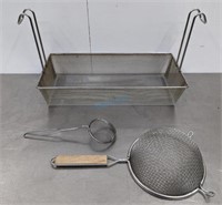 LOT OF STRAINERS / COLANDERS