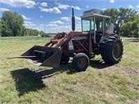 806 IH tractor with loader, bucket/bale spear