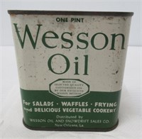 Wesson oil one pint can. Measures 4" tall.