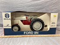 NEW HOLLAND 1/8 SCALE -SCALE MODEL TRACTOR