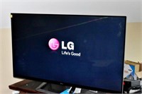 LG 55" FLAT PANEL TV WITH REMOTE