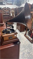 Oak RCA Table Top Victrola w/ Oak Wood Horn