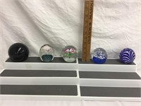 5 large decorative paperweights.