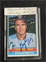AUTOGRAPHED TOPPS 1976 GAYLORD PERRY