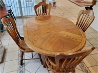 Dinging Table And 4 Chairs With 2 Leafs