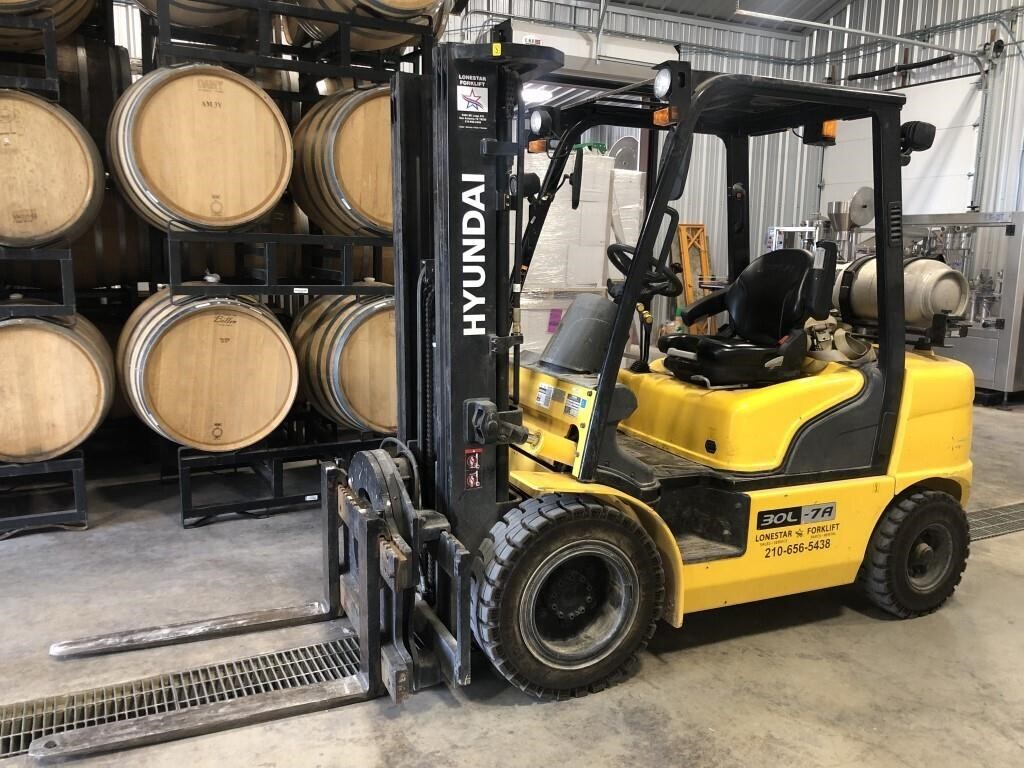 Hyundai 30L -7A Forklift ONLY 450 hours!
