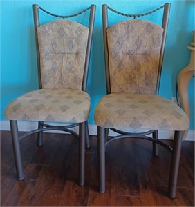 K - LOT OF 2 MATCHING CHAIRS (L16)