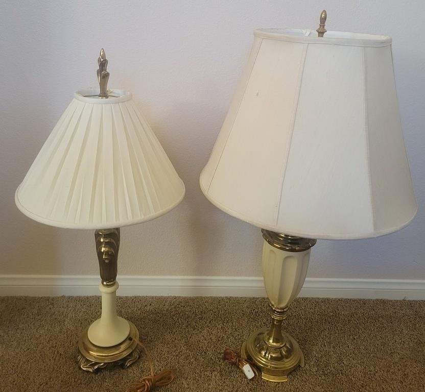 K - LOT OF 2 TABLE LAMPS W/ SHADES (N7)
