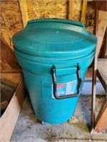 Rubbermaid roughneck 32 gallon wheeled trash can