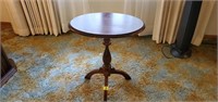 Pedestal oval side table