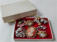ASSORTED UNIQUE BROOCHES