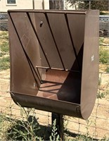 Prieferts Fence / Wall Mounted Hay & Grain Feeder