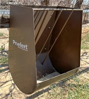 Prieferts Fence / Wall Mounted Hay & Grain Feeder