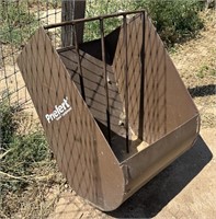 Prieferts Fence / Wall Mounted Hay & Grain Feeder