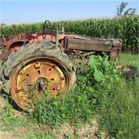 John Deere 2-Cyclinder Tractor - Parts Only