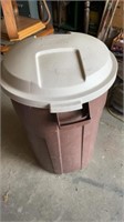 Rubbermaid Roughneck Garbage  Can
