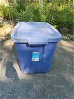 Rubbermaid 18 gallon storage coat with bird and