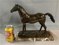 Bronze horse on marble base, Cheval en bronze sur