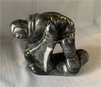 Inuit soapstone carving, Sculpture inuit en