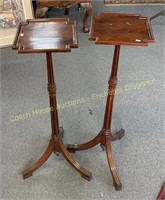 (2) Wooden pedestal tables à piédestal en bois